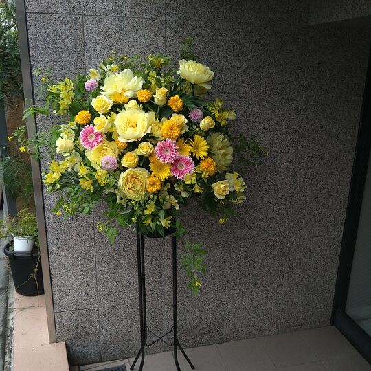 スタンド花　黄色に少しピンク　